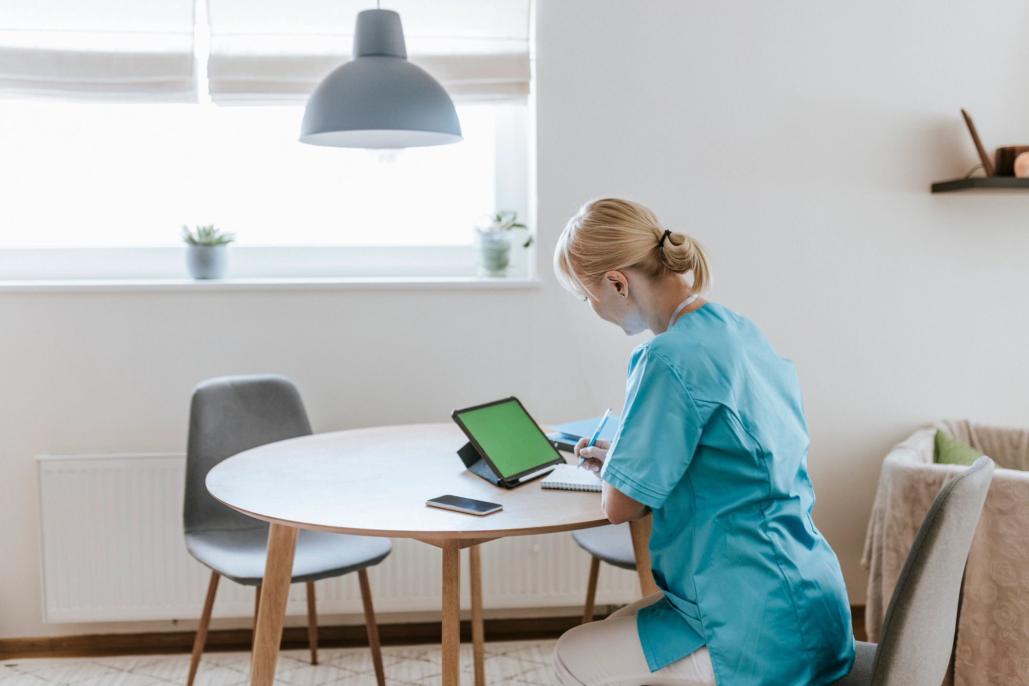 Infirmière utilisant une tablette lors d’une visite à domicile